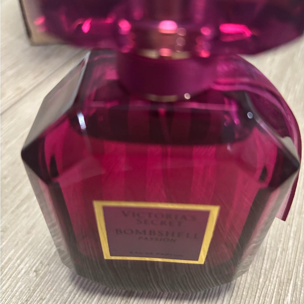 Victoria's Secret Bombshell Passion Eau de Parfum - Deep Pink NEW WITHOUT BOX - Picture 4 of 5